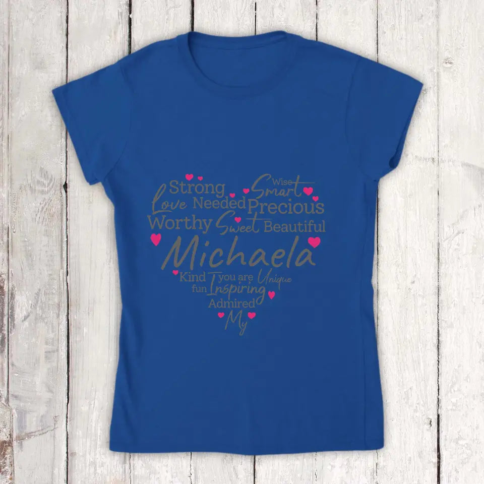 Personalisiertes T-Shirt: Eigenschaften einer Mutter, Oma oder einer starken Frau - Individuelles T-Shirt | Personalize Palace