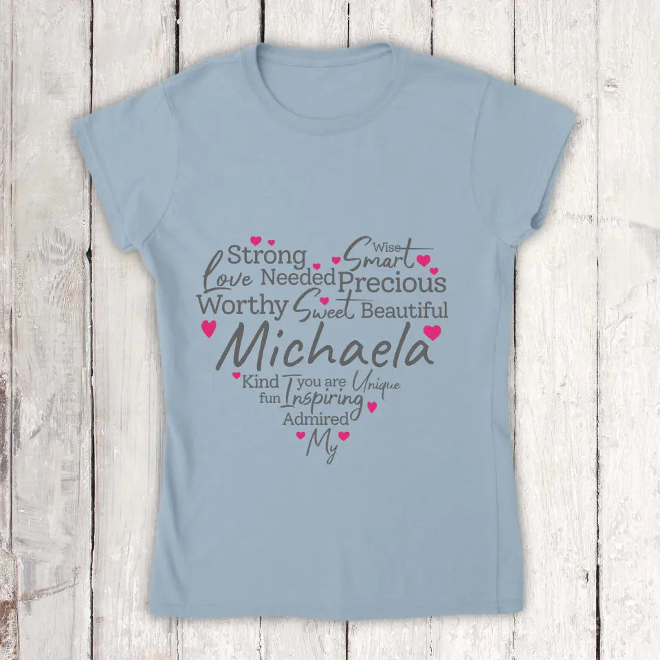 Personalisiertes T-Shirt: Eigenschaften einer Mutter, Oma oder einer starken Frau - Individuelles T-Shirt | Personalize Palace
