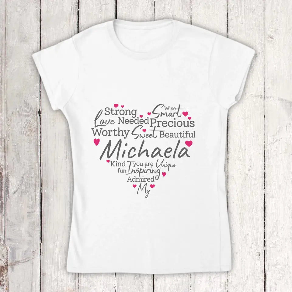 Personalisiertes T-Shirt: Eigenschaften einer Mutter, Oma oder einer starken Frau - Individuelles T-Shirt | Personalize Palace