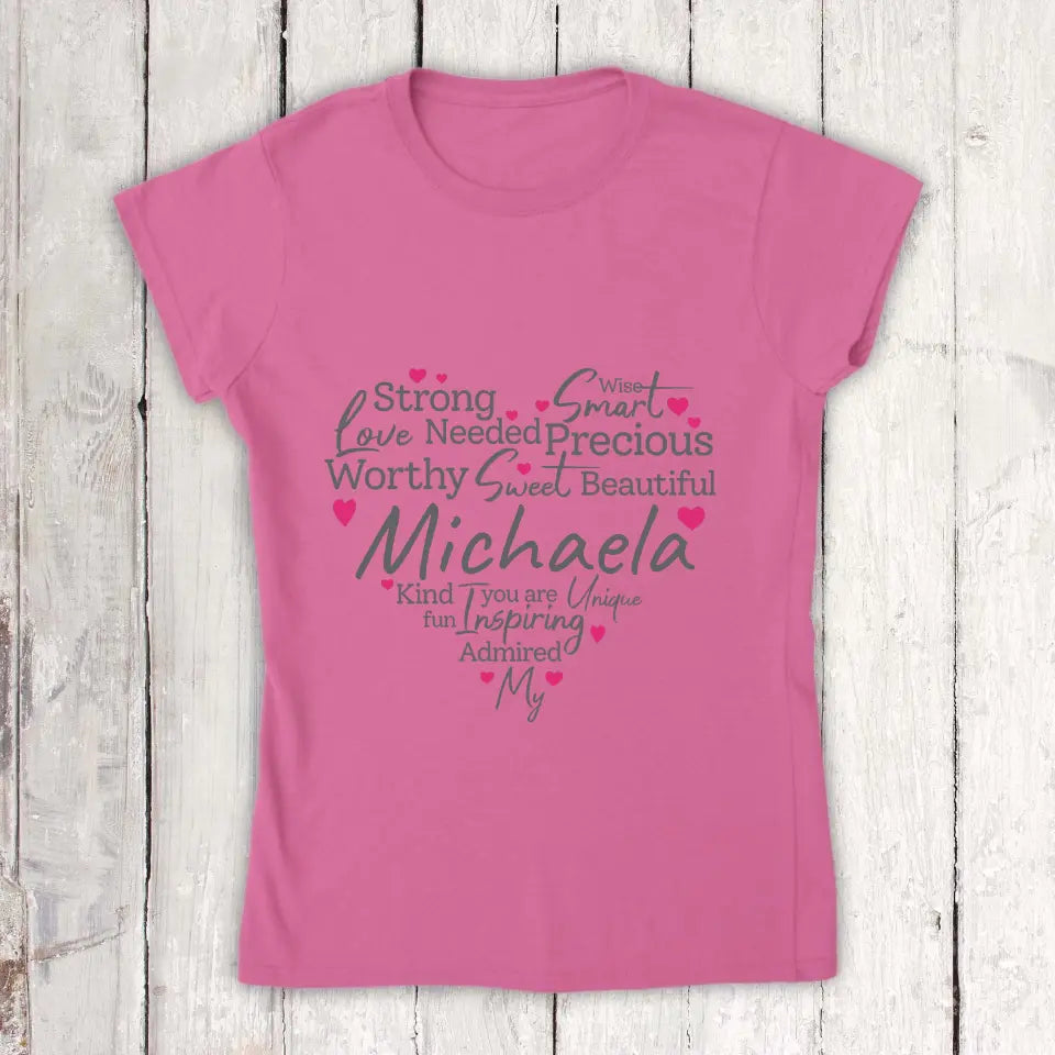 Personalisiertes T-Shirt: Eigenschaften einer Mutter, Oma oder einer starken Frau - Individuelles T-Shirt | Personalize Palace